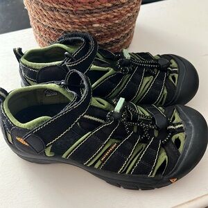 KEEN Newport H2 Boys Youth Black Green Sandals Adventure Hiking Velcro Size 2